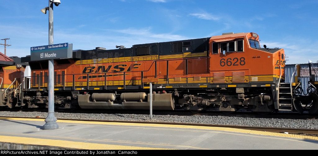 BNSF 6628 flies through El Monte on UP ZLCAI